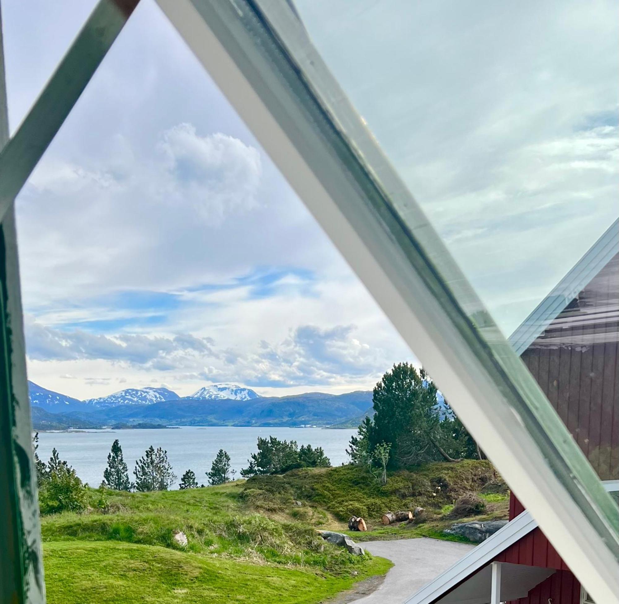 Apartamento Wake Up To A Beautiful View And Smell Of The Sea Kristiansund Exterior foto